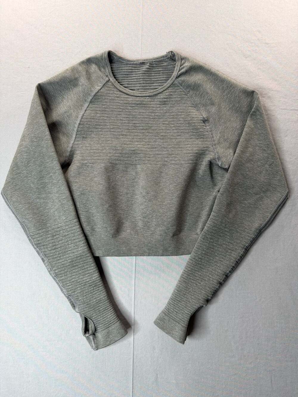 Alphalete Athletic Seamless Long Sleeve Crop Top with Thumbholes Gray Size XS
